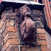 Foto des „Kaak“, der sowohl die originale Gerichtslaube des ehemaligen Berliner Rathauses im Schlosspark Babelsberg als auch deren Nachbau im Berliner Nikolaiviertel ziert