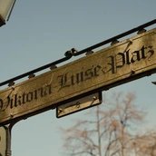 Straßenschild Viktoria-Luise-Platz