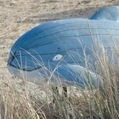 Aufblasbarer Wal am Strand