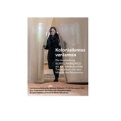 Eine Frau kommt durch einen Vorhang aus Plastik-Lamellen. Auf den Vorhang und ihr Gesicht wird etwas projiziert. Auf dem Bild sind der Titel und wichtige Informationen zur Ausstellung vermerkt.