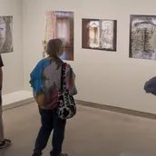 Eine der künstlerischen Installationen in der Ausstellung Vamos a la Playa