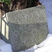 Unidentifizierter Grabstein auf dem Ehrengrab der Mendelssohn Bartholdys und Hensels