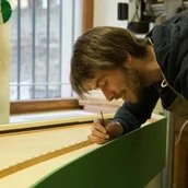 Christian Rothe bei der Arbeit an einem Cembalo