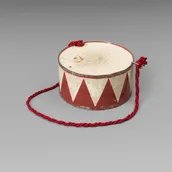 Trommel von Oskar Matzerath (gespielt von David Bennent), aus Volker Schlöndorffs Verfilmung (1979) des Romans Die Blechtrommel von Günter Grass (1959)