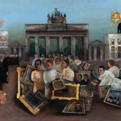 Vorn im Zentrum des beige-grauen Gemäldes: eine Gruppe junger Maler*innen in hellen Kitteln mit Gemälden. Von einem Wagen rechts daneben werden weitere Bilder abgeladen. Links: schwarz gekleidete Professor*innen in einer langen Dreier-Reihe. Im Hinte