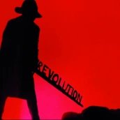 Visual zur Ausstellung "Auf die Barrikaden!" Zu sehen ist die Silhouette eines Menschen vor rotem Hintergrund sowie der Schriftzug "Revolution"