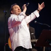 Gustav Peter Wöhler live auf der Bühne.