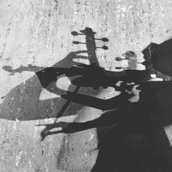 Sich mehrfach überlagendernde Schatten von einem Violine spielenden Mensch