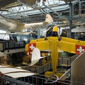 Im Deutschen Technik Museum Berlin hängen alte Flugzeuge an der Decke