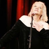 Georgette Dee singend auf der Bühne
