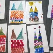 Farbige Stempeldrucke der Nikolaikirchentürme liegen auf dem Boden