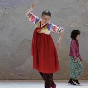 Eun-Me Ahn in einem bunten Kleid