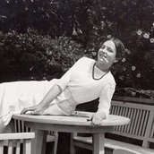 Links: Francesco von Mendelssohn inmitten des Varieté-Ensembles der Berliner "Scala". Rechts: Eleonora von Mendelssohn um 1914 im Garten der elterlichen Grunewaldvilla