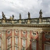 Neues Palais, Dach mit Sandsteinskulpturen