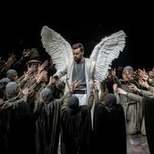 David Butt Philip als Lohengrin; Chor der Deutschen Oper Berlin