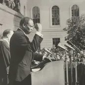 Paul Robeson bei einer Rede im Vorhof der Humboldt-Universität zu Berlin, nachdem ihm die Philosophische Fakultät die Ehrendoktorwürde verliehen hatte, 5. Oktober 1960