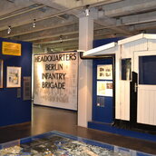 Dauerausstellung im AlliiertenMuseum: Care-Paket, Spionagetunnel, Fassade des Wachhäuschens vom Checkpoint Charlie © AlliiertenMuseum / Chodan