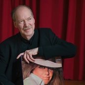 Carl Martin Spengler in der Hand ein Schallplattencover mit dem Portrait von Hildegard Knef haltend