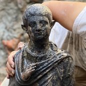 Figur eines mit einer Toga bekleideten Mannes in Fundsituation, Detail