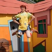 Pippi Langstrumpf springt vor ihrer Villa in die Höhe