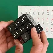 Buchstaben-Würfel in Braille-Schrift