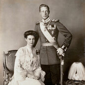 Bieber: Kronprinz Wilhelm mit seiner Braut Cecilie, 1904, Hohenzollern-Familienfotos © SPSG