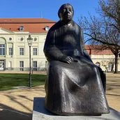 Kollwitz-Museum mit Kollwitz-Figur