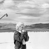 Marilyn Monroe in der Wüste von Nevada, wie sie ihre Textzeilen für eine schwierige Szene durchgeht, die sie mit Clark Gable im Film The Misfits spielen wird. Nevada, USA, 1960. © Eve Arnold/Magnum