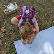 Ein Mädchen zeichnet im äußeren Bereich