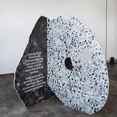 Display der Ausstellung "An die Substanz"