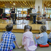 Kinder bei einem Theremin-Konzert im Musikinstrumenten-Museum