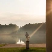Lustgarten Rheinsberg, Schlossinsel, Blick vorbei am Apollon über den Grienericksee zum Obelisken im Hintergrund