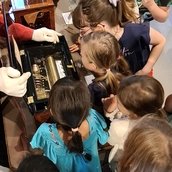 Ausstellungsbesuch für Kinder im Museum Pankow bei Musica di strada