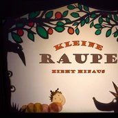 Theater Scuraluna mit dem farbigen Schattenspiel „Die kleine Raupe zieht hinaus“