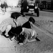 Kinder spielen auf der Weißenburger Straße