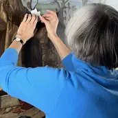 Chefrestauratorin Babette Hartwieg bei der Firnisabnahme: Vittore Carpaccio, Die Grabbereitung Christi