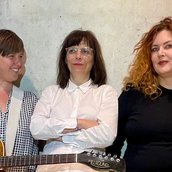 Ost-West-Kantine, von links: Masha Qrella, Katrin Hentschel, Gesine Danckwart
