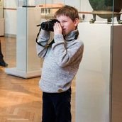 Kind mit einem Fotoapparat
