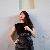 Sánchez lehnt an einer Wand, der Blick ist verträumt Sánchez lehnt an einer Wand, der Blick ist verträumt