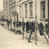 Die Umzäunung des Ghettos Riga an der Lāčplēša iela 161—163, Oktober 1941