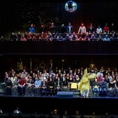 Andrei Danilov als Herzog, Roman Burdenko als Rigoletto, Chor und Statisterie der Deutschen Oper BerlinBettina Stöß