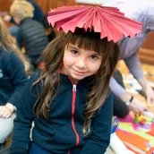 Mädchen mit selbstgebasteltem Hut