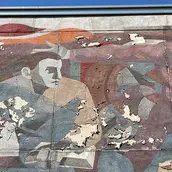 Fassade der BTU Cottbus, mit PVAc gebundene Farbschichten, die teilweise verloren gehen, Bildbreite ca. 8 m