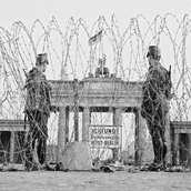 Ostdeutsche Bereitschaftspolizisten sichern die Stacheldrahtsperre vor dem Brandenburger Tor, 01.09.1961
