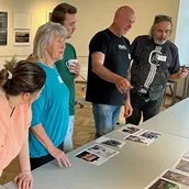 Teilnehmende Fotograf:innen beim Kuratieren der Sonder-Präsentation „Berlin im Blick“, 2024