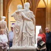 Ausstellungsansicht „Ideal und Form“, mit Doppelstandbild der Prinzessinnen Luise und Friederike von Preußen, sog. Prinzessinnengruppe von Johann Gottfried Schadow, 1795, Friedrichswerdersche Kirche, 2023