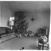 Diane Arbus, Xmas tree in a living room in Levittown, L.I. 1962 © The Estate of Diane Arbus, Collection Maja Hoffmann/LUMA Foundation