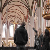 Die Führung gibt einen Überblick über die Architektur und die Geschichte von Berlins ältestem Kirchenbauwerk
