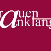 Logo der Veranstaltungsreihe FrauenAnklang, dieses Jahr in Weiß vor weinrotem Hintergrund. Vermerkt ist auch der thematische Hintergrund vom 80-jährigen Kriegsende.