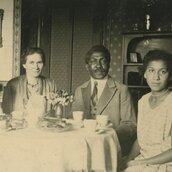 Mandenga und Emilie Diek mit ihren Töchtern Erika und Dorothea, Danzig, 1920er JahrePrivatbesitz Reiprich